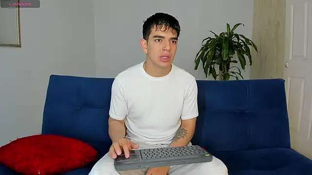 Snapshot of Ares_Johnson chatting on October 27, 2025, 1:37 pm Ares Johnson online show from October 27, 2025, 1:37 pm