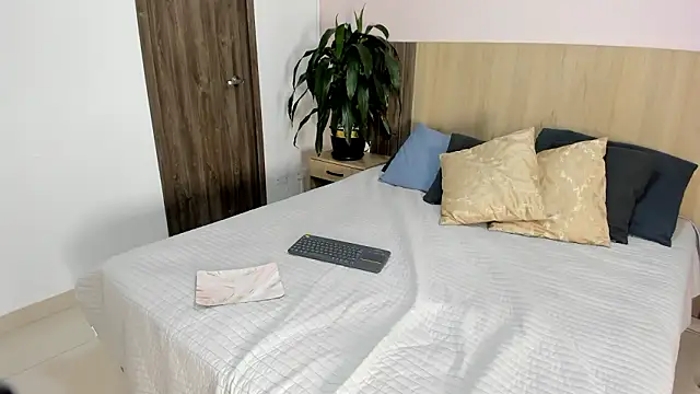 rebeca cortez  online show from March 4, 2026, 7:42 pm