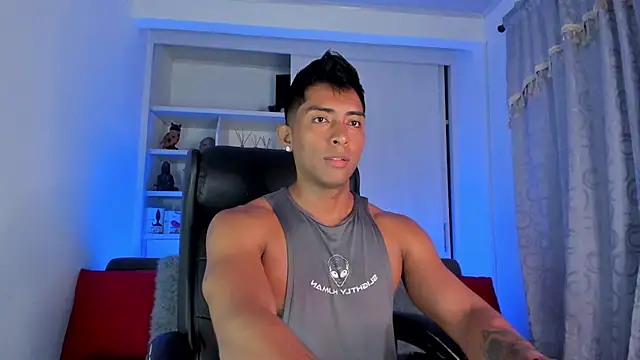 Snapshot of Couple_muscle1 chatting on December 4, 2024, 2:59 pm Couple muscle1 online show from December 4, 2024, 2:59 pm