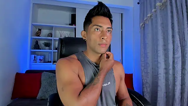 Snapshot of Couple_muscle1 chatting on December 9, 2024, 2:39 pm Couple muscle1 online show from December 9, 2024, 2:39 pm