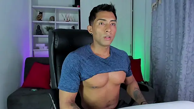 Snapshot of Couple_muscle1 chatting on December 16, 2024, 11:39 pm Couple muscle1 online show from December 16, 2024, 11:39 pm