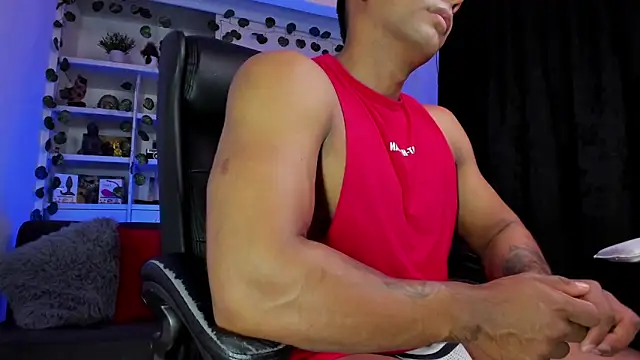 Snapshot of Couple_muscle1 chatting on January 2, 2025, 11:06 pm Couple muscle1 online show from January 2, 2025, 11:06 pm