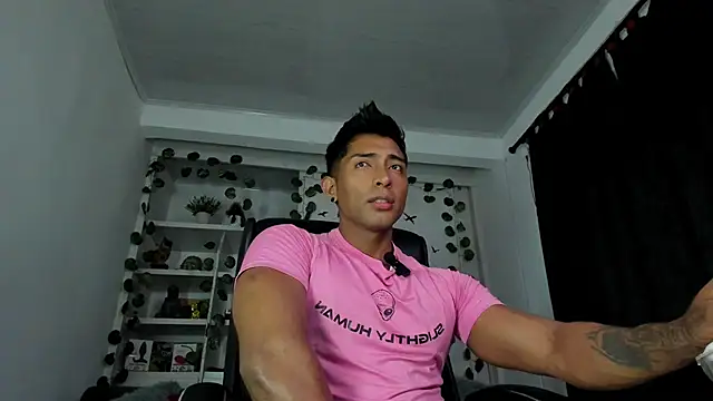 Snapshot of Couple_muscle1 chatting on January 5, 2025, 11:12 pm Couple muscle1 online show from January 5, 2025, 11:12 pm
