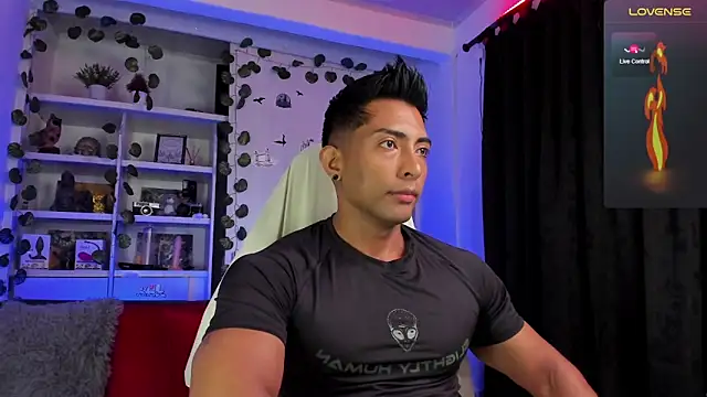 Snapshot of Couple_muscle1 chatting on January 10, 2025, 1:31 pm Couple muscle1 online show from January 10, 2025, 1:31 pm