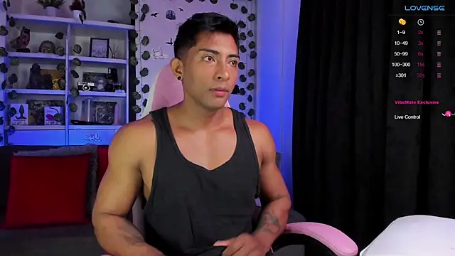 Snapshot of Couple_muscle1 chatting on January 13, 2025, 1:06 pm Couple muscle1 online show from January 13, 2025, 1:06 pm