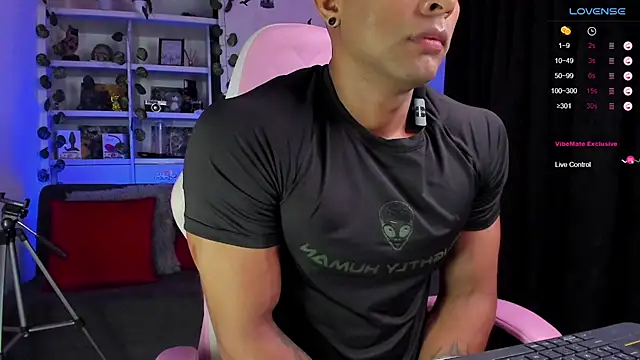 Snapshot of Couple_muscle1 chatting on January 15, 2025, 1:41 pm Couple muscle1 online show from January 15, 2025, 1:41 pm