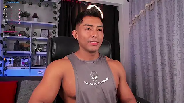 Snapshot of Couple_muscle1 chatting on February 17, 2025, 1:53 pm Couple muscle1 online show from February 17, 2025, 1:53 pm