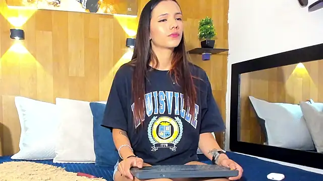 marianaa90 online show from October 13, 2025, 1:22 pm