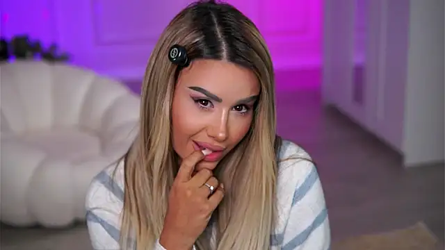 Snapshot of EvaZane chatting on October 27, 2025, 8:35 pm EvaZane online show from October 27, 2025, 8:35 pm