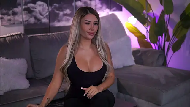 Snapshot of EvaZane chatting on November 4, 2025, 8:19 pm EvaZane online show from November 4, 2025, 8:19 pm