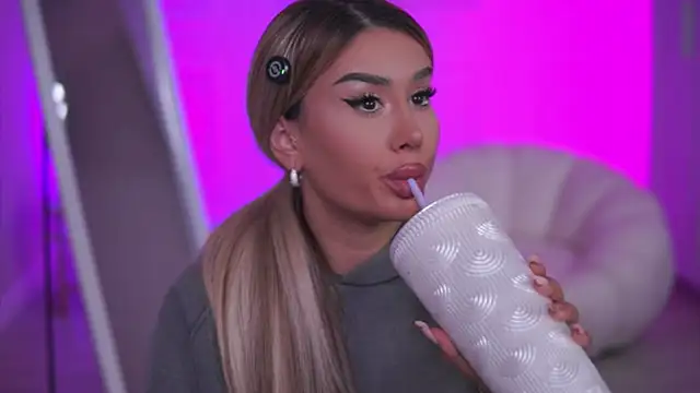 Snapshot of EvaZane chatting on November 10, 2025, 7:46 pm EvaZane online show from November 10, 2025, 7:46 pm