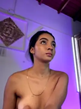 AdelineEvanss online show from December 5, 2024, 7:27 am