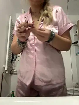 Snapshot of AllysonK chatting on February 2, 2026, 11:09 am AllysonK online show from February 2, 2026, 11:09 am