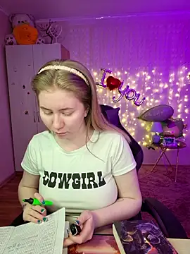 D0nna  online show from April 2, 2026, 9:12 pm