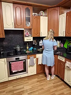 D0nna  online show from April 3, 2026, 6:39 pm