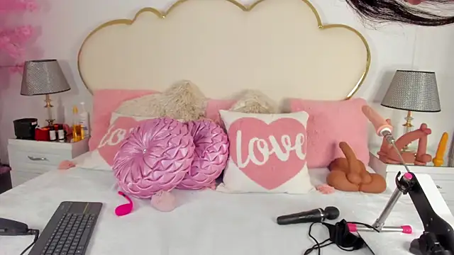 Snapshot of CahitlinBell chatting on November 12, 2025, 6:03 am CahitlinBell online show from November 12, 2025, 6:03 am