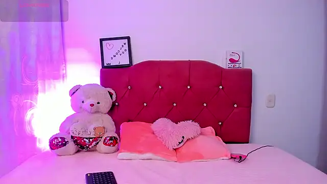 Snapshot of LucianaTomson chatting on October 8, 2025, 11:02 pm LucianaTomson online show from October 8, 2025, 11:02 pm