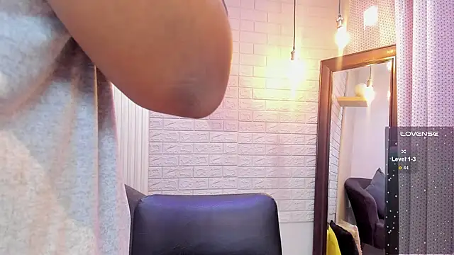  alaiasmile  online show from February 3, 2025, 7:21 pm