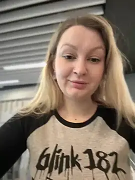 Snapshot of Teya_moon_ chatting on March 3, 2025, 11:44 am Teya moon online show from March 3, 2025, 11:44 am