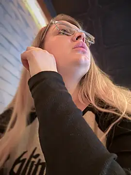 Snapshot of Teya_moon_ chatting on March 5, 2025, 12:11 pm Teya moon online show from March 5, 2025, 12:11 pm