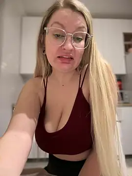 Snapshot of Teya_moon_ chatting on March 8, 2025, 10:45 pm Teya moon online show from March 8, 2025, 10:45 pm