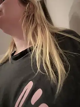 Snapshot of Teya_moon_ chatting on March 19, 2025, 10:09 pm Teya moon online show from March 19, 2025, 10:09 pm