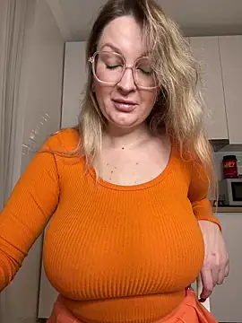 Snapshot of Teya_moon_ chatting on November 2, 2025, 7:16 pm Teya moon online show from November 2, 2025, 7:16 pm