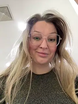 Teya moon  online show from April 9, 2026, 12:54 pm