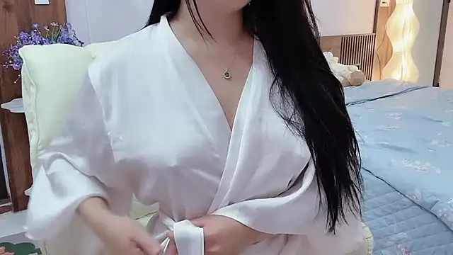 Snapshot of _Ely_ chatting on October 6, 2025, 3:48 am Ely online show from October 6, 2025, 3:48 am