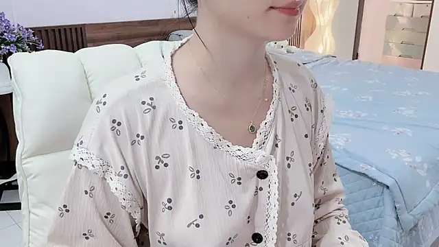 Snapshot of _Ely_ chatting on October 31, 2025, 4:24 am Ely online show from October 31, 2025, 4:24 am