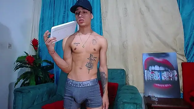 Snapshot of Leon_hot_X chatting on December 21, 2024, 10:51 pm Leon hot X online show from December 21, 2024, 10:51 pm