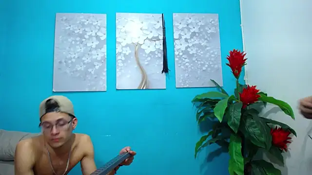 Snapshot of Leon_hot_X chatting on January 14, 2025, 12:11 am Leon hot X online show from January 14, 2025, 12:11 am