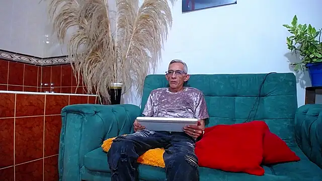Snapshot of Leon_hot_X chatting on January 21, 2025, 9:15 pm Leon hot X online show from January 21, 2025, 9:15 pm