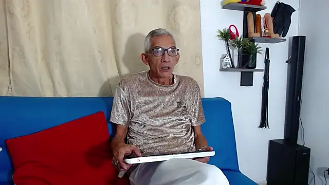 Snapshot of Leon_hot_X chatting on October 12, 2025, 1:15 am Leon hot X online show from October 12, 2025, 1:15 am
