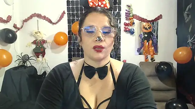 Snapshot of Aleja_Gonzales chatting on October 30, 2025, 4:47 am Aleja Gonzales online show from October 30, 2025, 4:47 am