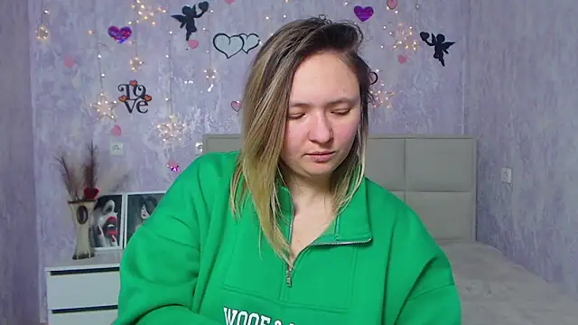 Snapshot of SallyVerda chatting on February 24, 2025, 9:52 pm SallyVerda online show from February 24, 2025, 9:52 pm