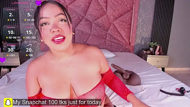 Snapshot of Naomi-Prada chatting on January 13, 2025, 1:06 pm Naomi-Prada online show from January 13, 2025, 1:06 pm
