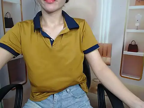 Snapshot of Love_bug15 chatting on September 15, 2025, 2:00 am Love bug15 online show from September 15, 2025, 2:00 am