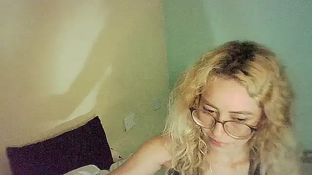 Snapshot of JuliaMack chatting on December 19, 2024, 5:07 am JuliaMack online show from December 19, 2024, 5:07 am