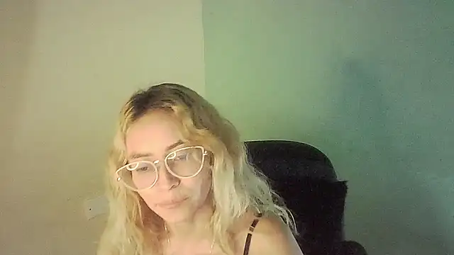 Snapshot of JuliaMack chatting on January 9, 2025, 12:57 am JuliaMack online show from January 9, 2025, 12:57 am
