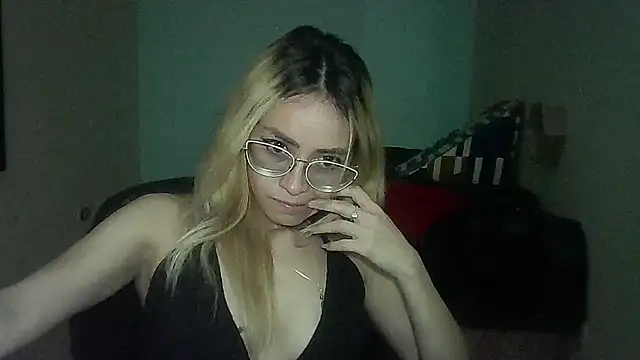 Snapshot of JuliaMack chatting on March 5, 2025, 2:14 am JuliaMack online show from March 5, 2025, 2:14 am