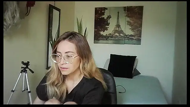 JuliaMack online show from October 27, 2025, 9:41 pm