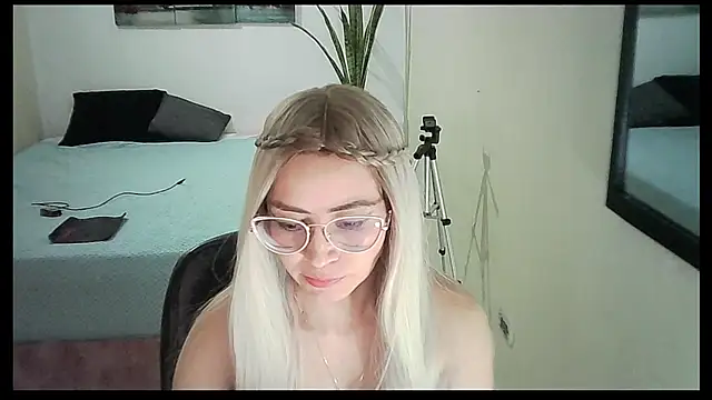 JuliaMack online show from November 5, 2025, 9:59 pm