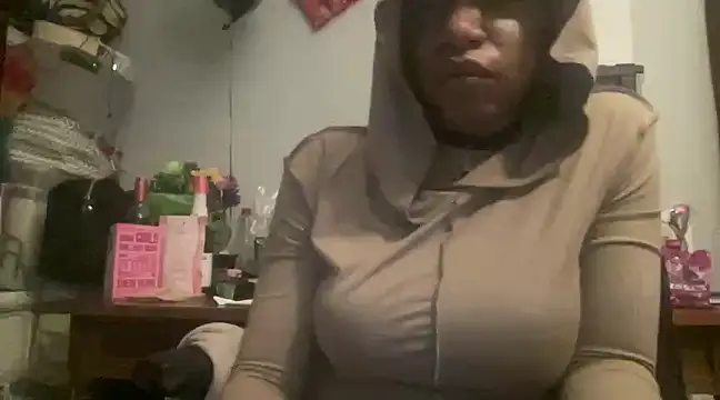Snapshot of MommyConfident chatting on February 18, 2025, 4:48 am MommyConfident online show from February 18, 2025, 4:48 am