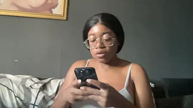Snapshot of MommyConfident chatting on September 28, 2025, 6:02 pm MommyConfident online show from September 28, 2025, 6:02 pm