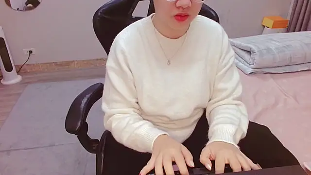 Snapshot of Alisa_Hotfeeling chatting on February 19, 2025, 2:01 am Alisa Hotfeeling online show from February 19, 2025, 2:01 am