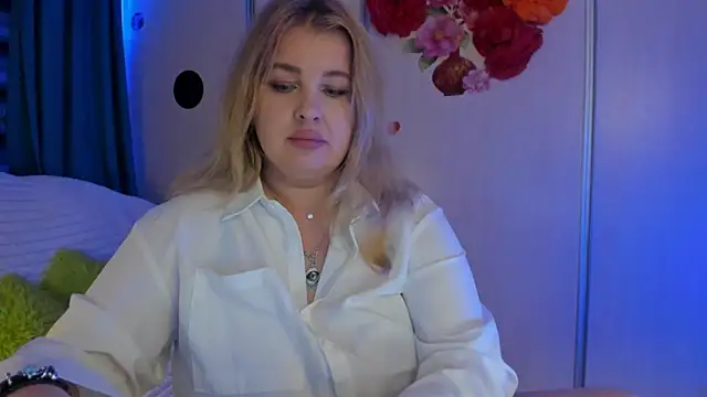 CoraSwon online show from October 4, 2025, 7:34 pm