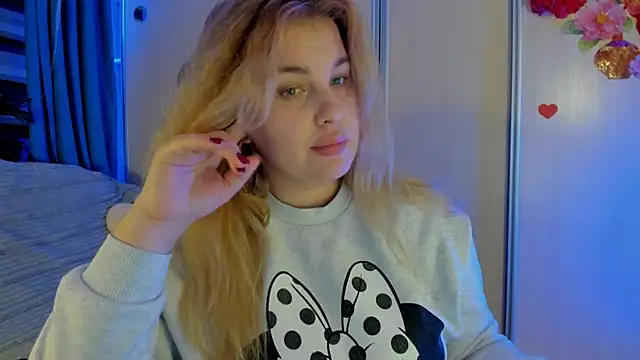 CoraSwon online show from December 3, 2025, 7:12 pm