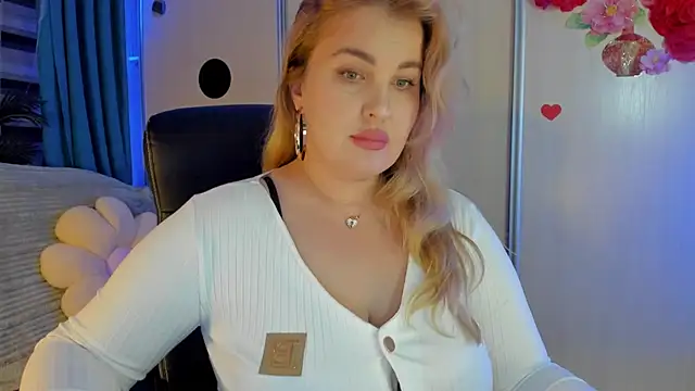 CoraSwon online show from December 5, 2025, 4:36 pm