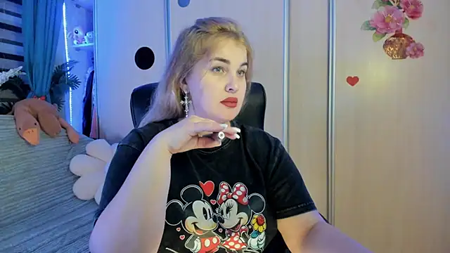 Snapshot of CoraSwon chatting on February 15, 2026, 3:42 pm CoraSwon online show from February 15, 2026, 3:42 pm